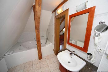 first bathroom of the suite no.13